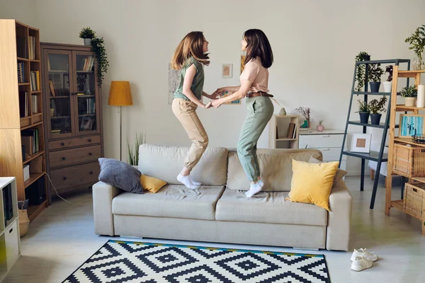 Joven Mujer Alegre Hija Adolescente Con Pelo Rubio Saltando Juntos — Foto de Stock