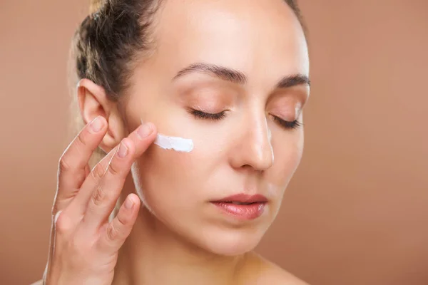 Joven Hermosa Hembra Aplicando Crema Facial Rejuvenecedora Área Debajo Los — Foto de Stock