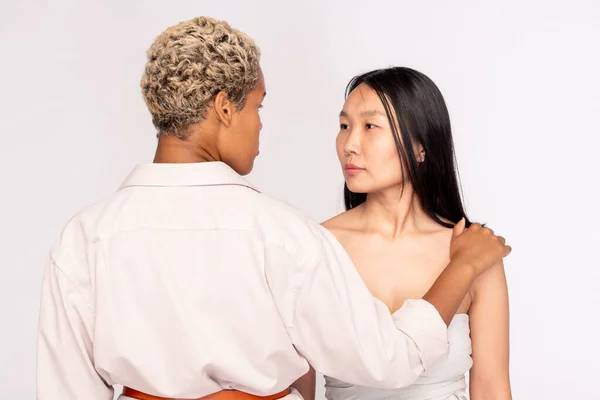 머리를 아시아 여성이 친구의 어깨에 아프리카 여성을 바라보고 있습니다 — 스톡 사진