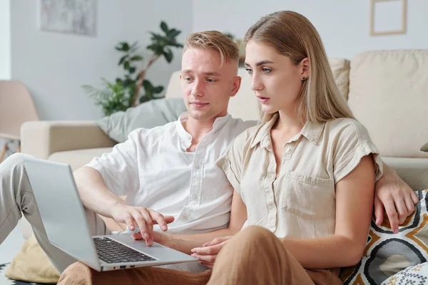 Två Unga Samtida Studenter Sitter Soffan Framför Laptop Display Och — Stockfoto