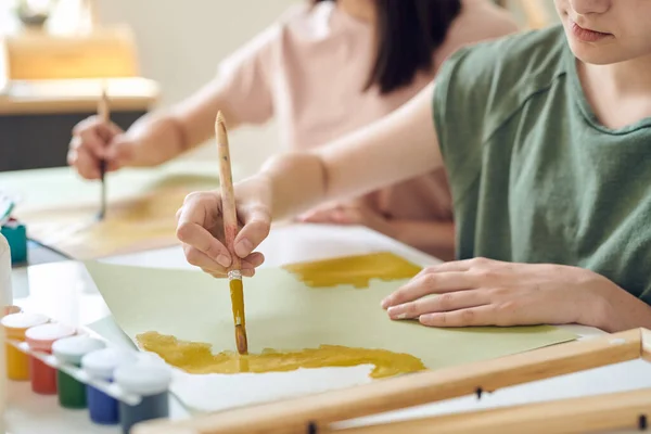 Mãos Pintura Estudante Adolescente Com Guache Amarelo Aquarela Papel Lição — Fotografia de Stock