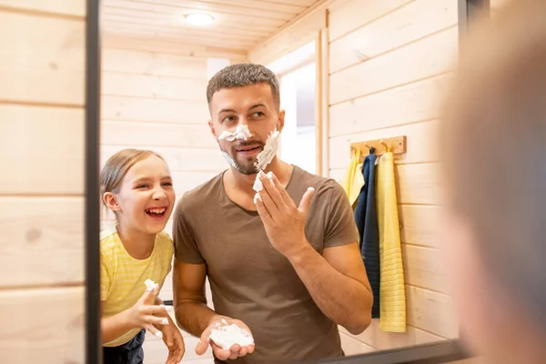 화장실에서 자신을 보면서 아버지가 턱수염에 거품을 바르는 귀여운 — 스톡 사진