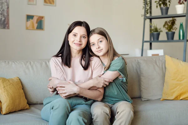 Nettes Blondes Teenagermädchen Freizeitkleidung Umarmt Ihre Hübsche Mutter Während Sie — Stockfoto