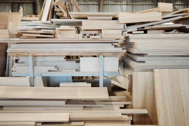 Büyük bir modern fabrikanın atölyelerinden birinde büyük bir endüstriyel makine ya da mobilya üretimi için çalışma ekipmanı