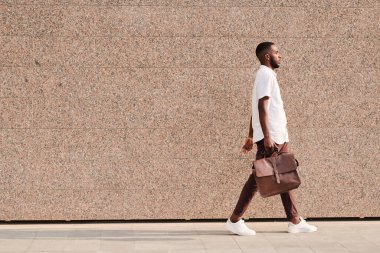 Modern sakallı Afro-Amerikan iş adamının yan görünüşü.