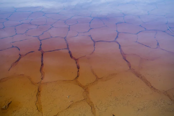Ядовитая Вода Трещинами Почвы Заброшенной Территории Катастрофической Экологической Обстановкой Абсолютно — стоковое фото
