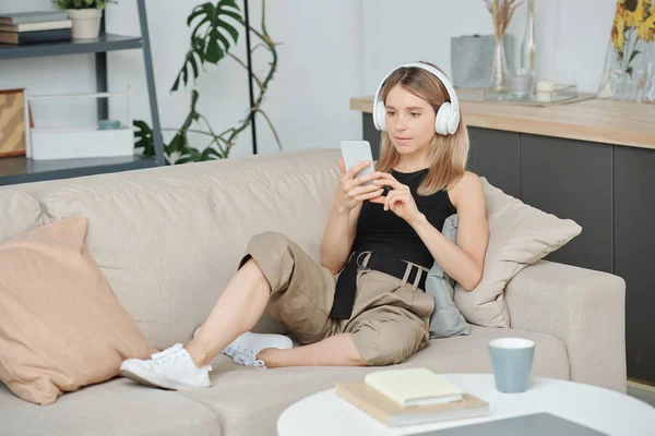 Mujer Bastante Joven Auriculares Ropa Casualwear Viendo Vídeo Línea Película — Foto de Stock