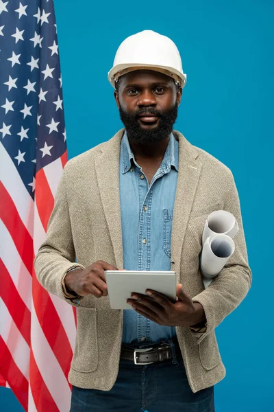 Νεαρός Αφρο Αμερικανός Μηχανικός Που Χρησιμοποιεί Tablet Και Κρατά Κυλιόμενα — Φωτογραφία Αρχείου