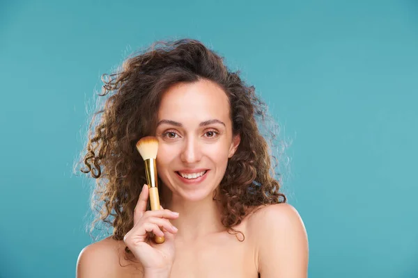 Junge Schöne Frau Mit Zahmem Lächeln Hält Kosmetikpinsel Vor Ihrem — Stockfoto