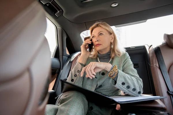 Volwassen Zakenvrouw Zit Achterbank Van Taxi Taxi Bellen Zakenpartner Waarschuwen — Stockfoto