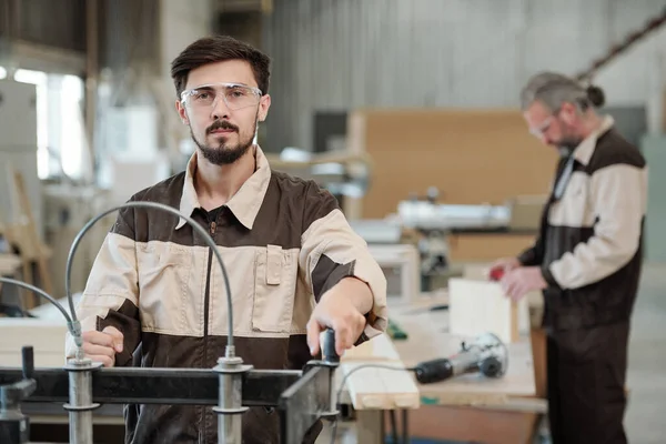 Framgångsrik Senior Mästare Moderna Möbler Producerande Fabrik Står Framför Kameran — Stockfoto