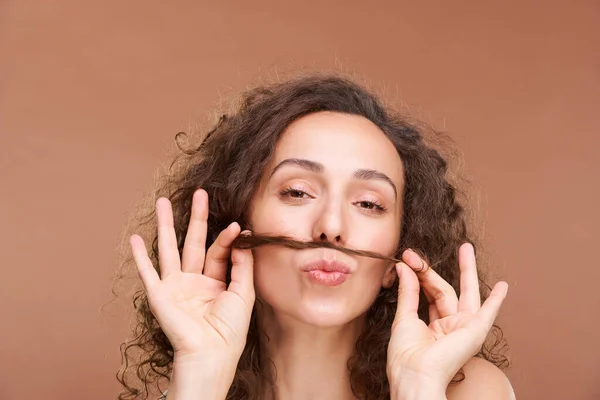 Jong Grappig Brunette Vrouw Met Gesloten Ogen Houden Bos Van — Stockfoto