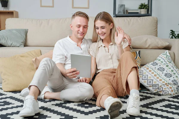 Cheerful Young Restful Couple Earphones Sitting Floor Couch Talking Friends — Stock Photo, Image