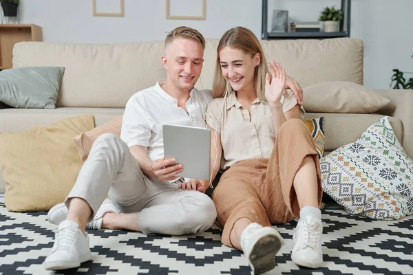 Allegro Giovane Coppia Riposante Auricolari Seduti Sul Pavimento Dal Divano — Foto Stock