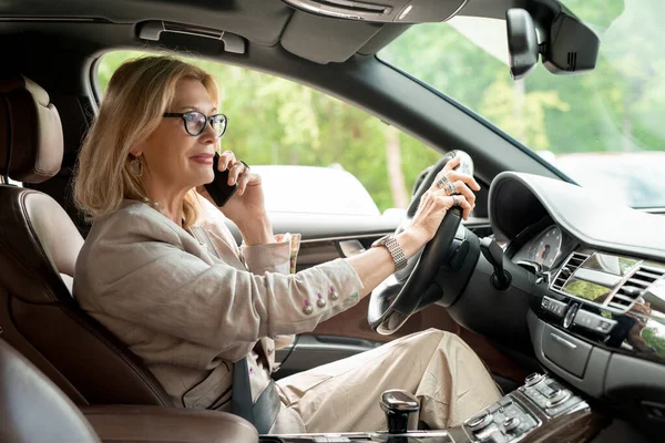 Successful Elegant Businesswoman Eyeglasses Casualwear Holding Steer While Sitting Car — Stock Photo, Image