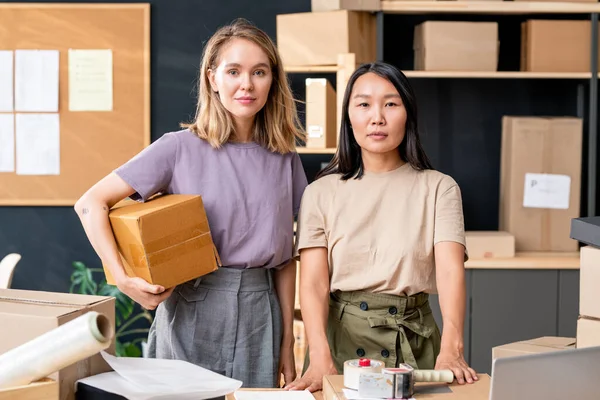 Dos Trabajadoras Jóvenes Oficina Tienda Línea Pie Junto Mesa Contra — Foto de Stock