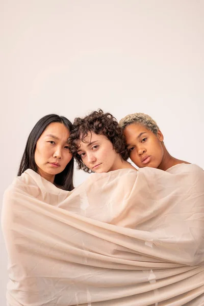 Asiatky Bělošky Afričanky Zabalené Bílého Plátna Stojící Vedle Sebe Před — Stock fotografie