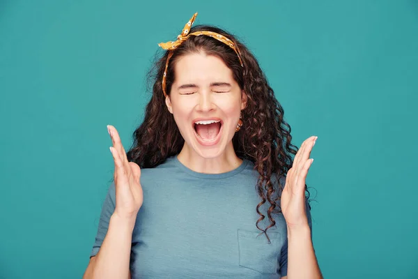 Portrait Young Curly Haired Woman Astounded Information Keeping Mouth Open — Stock Photo, Image