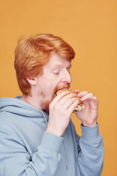 Retrato Jovem Ruivo Alegre Com Capuz Abrindo Garrafa Vitamina Enquanto — Fotografia de Stock