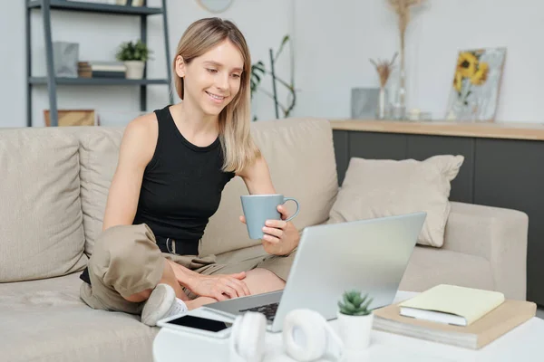 Chica Feliz Con Taza Café Mirando Pantalla Del Ordenador Portátil — Foto de Stock