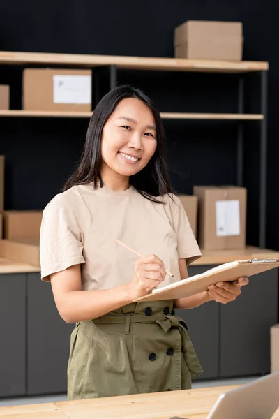 Feliz Joven Mujer Asiática Con Lápiz Portapapeles Listas Comprobación Pedidos — Foto de Stock