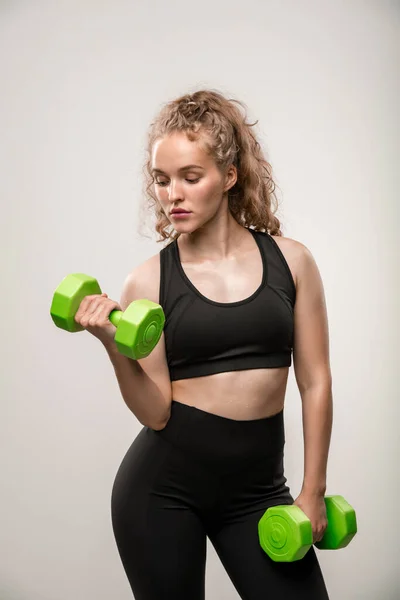 Chica Ropa Deportiva Negra Sosteniendo Pesas Verdes Las Manos Mientras —  Fotos de Stock