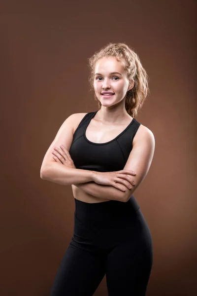 Young Cheerful Blond Sportswoman Black Tracksuit Keeping Her Arms Crossed — Stock Photo, Image