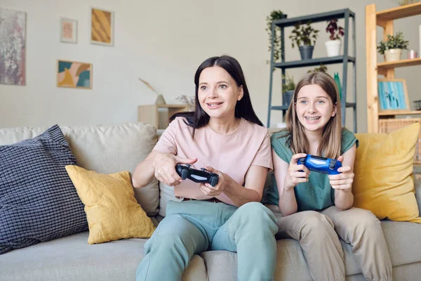 Joven Madre Sonriente Linda Adolescente Con Joysticks Presionando Botones Durante — Foto de Stock