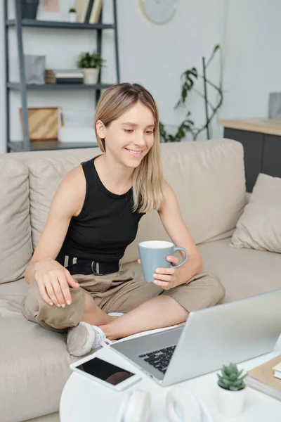 Chica Feliz Ropa Casualwear Celebración Taza Con Café Mirando Pantalla — Foto de Stock