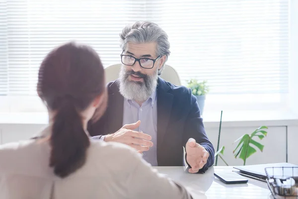 Moderno Hombre Maduro Con Barba Cara Discutiendo Plan Proyecto Negocios — Foto de Stock