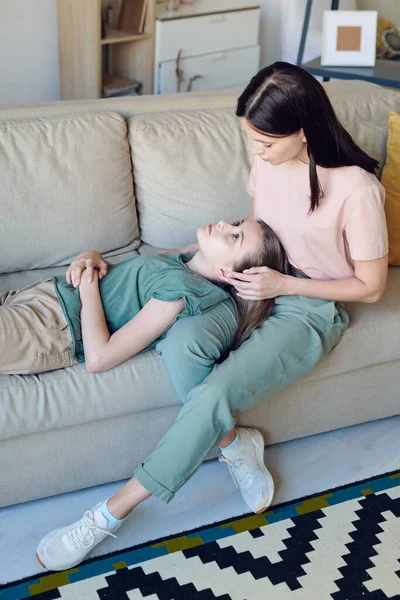 Jovem Mulher Morena Cuidadosa Cuidando Sua Filha Adolescente Repousante Bonito — Fotografia de Stock