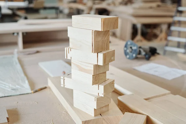 Stos Drewnianych Elementów Cegły Gotowych Użycia Produkcji Mebli Stojących Stole — Zdjęcie stockowe