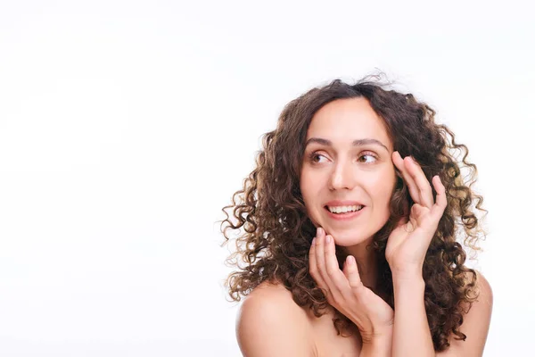 Joven Mujer Alegre Con Sonrisa Dentada Mirando Lado Mientras Mantiene — Foto de Stock