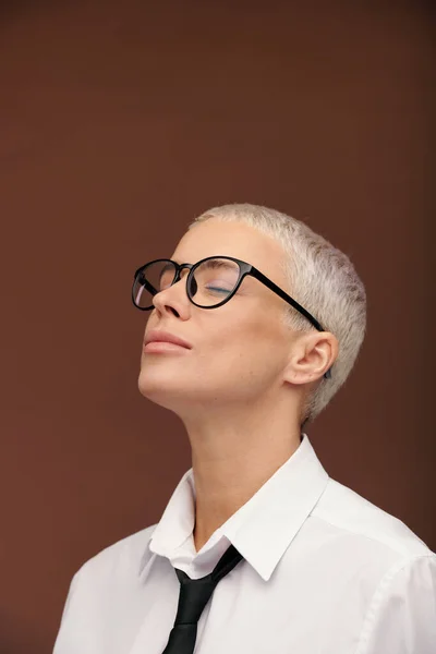 Jovem Mulher Serena Contemporânea Óculos Camisa Branca Gravata Preta Mantendo — Fotografia de Stock