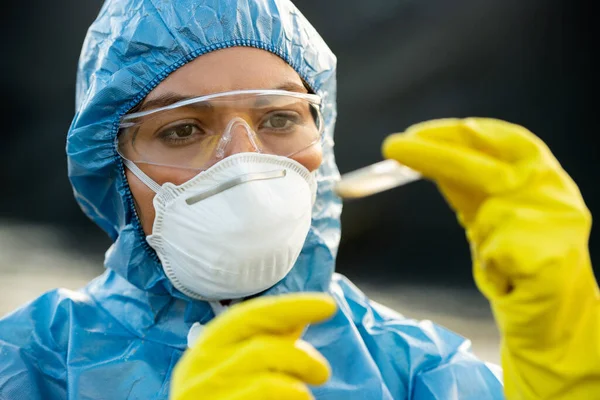 Hedendaagse Vrouwelijke Onderzoeker Beschermende Werkkleding Kijkt Naar Monster Van Giftige — Stockfoto