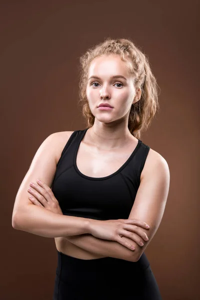 Slim Young Serious Sportswoman Black Tracksuit Keeping Her Arms Crossed — Stock Photo, Image