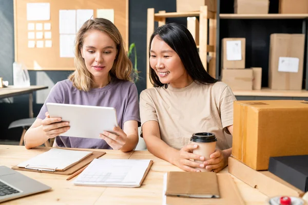 Feliz Joven Asiática Mujer Con Café Sentado Por Mesa Lado — Foto de Stock