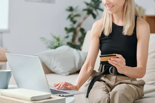 Joven Mujer Ropa Casualwear Presionar Botón Del Ordenador Portátil Teclado — Foto de Stock