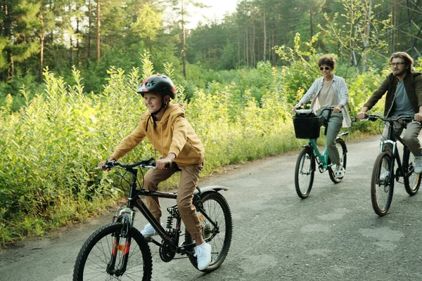 Família Alegre Jovem Casal Seu Filho Casualwear Andar Bicicleta Longo — Fotografia de Stock