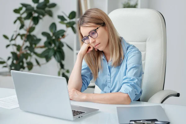 Ung Trött Affärskvinna Med Långt Blont Hår Tittar Olyckligt Laptop — Stockfoto