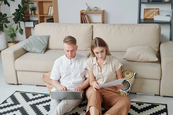 Contemporary Young Married Students Preparing Exam While Sitting Floor Couch — Stock Photo, Image