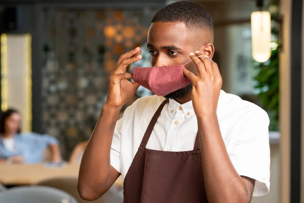 Junger Afrikanischer Mann Der Uniform Eines Kellners Der Sich Eine — Stockfoto