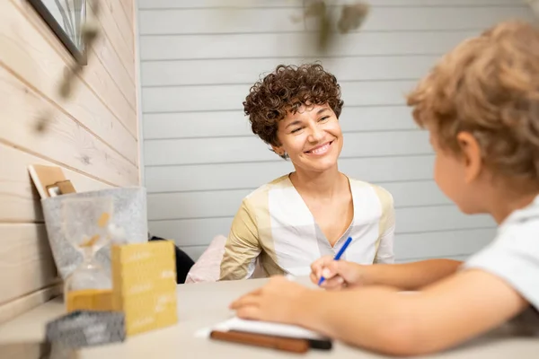 Glad Ung Kvinna Med Toothy Leende Sitter Vid Bordet Framför — Stockfoto