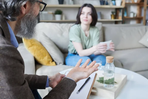 Psykolog Som Sitter Framför Ung Kvinna Och Ställer Frågor Sitt — Stockfoto