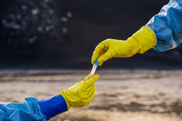 Mão Enluvada Ecologista Contemporânea Macacões Protetores Levando Frasco Com Amostra — Fotografia de Stock