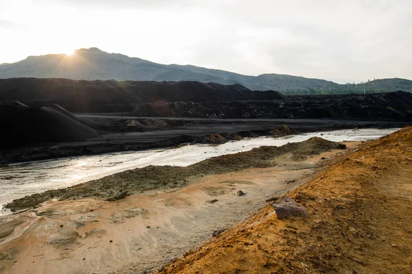 Paisaje Territorio Abandonado Con Agua Sucia Río Suelo Contaminado Rodeado — Foto de Stock