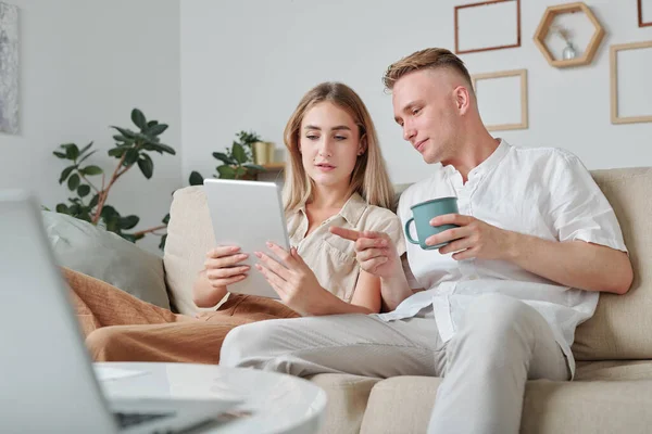 Young Man Drink Pointing Online Goods Screen Tablet While Giving — Stock Photo, Image