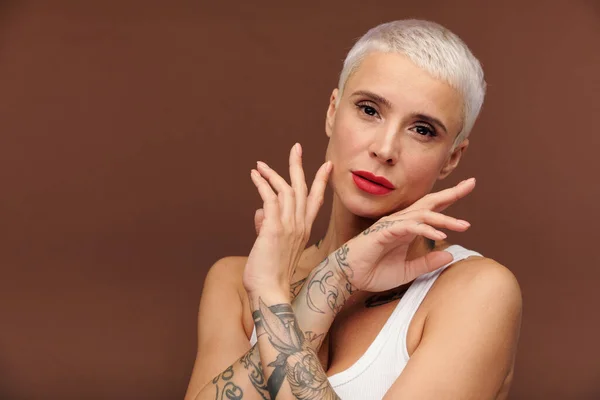 Gammal Blond Kvinna Med Tatueringar Armarna Som Omger Hennes Ansikte — Stockfoto