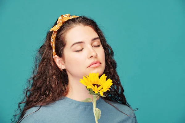 Retrato Serena Bela Jovem Com Cabelo Encaracolado Cheirando Flor Amarela — Fotografia de Stock