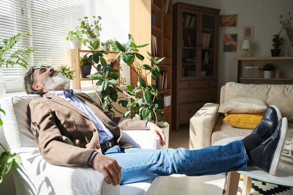 Psicólogo Cansado Tomando Siesta Sillón Durante Descanso Después Sesión Terapia — Foto de Stock